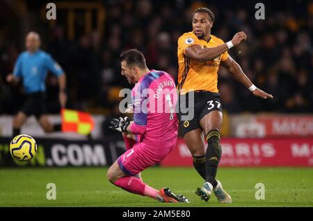 Newcastle United goalkeeper Martin Dubravka (left) and Wolverhampton Wanderers' Adama Traore in action during the Premier League match at Molineux, Wolverhampton. Stock Photo