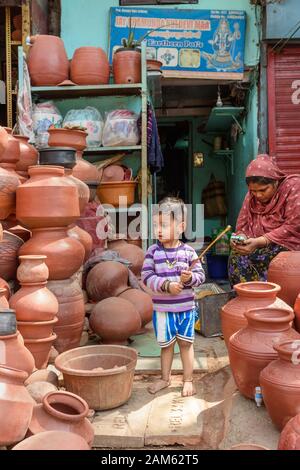 Kumbharwada, Dharavi in Mumbai Stock Photo - Alamy