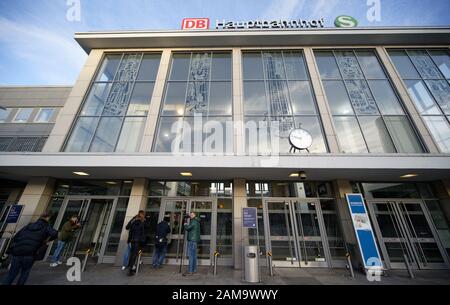 Dortmund, Germany. 12th Jan, 2020. Journalists stand in front of the closed main station. Because of the suspicion of four aerial bombs from the Second World War thousands of people have to leave the danger zone. If the suspicions are confirmed, the bombs are to be defused today. Credit: Henning Kaiser/dpa/Alamy Live News Stock Photo