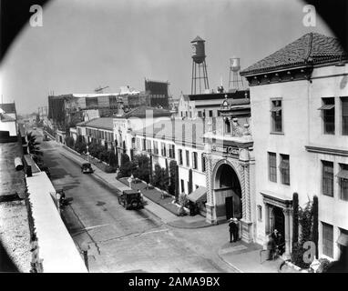 Gate to Paramount Pictures Studios in Hollywood Stock Photo: 11582278 ...