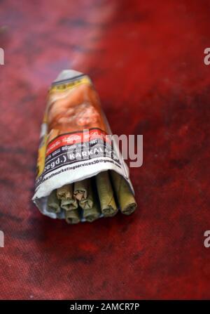 Bidi cigarettes in India Stock Photo - Alamy