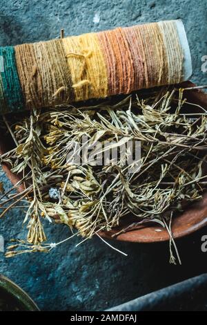 How to make Traditional Zapotec Rug 'Tapete' in Mexico Stock Photo