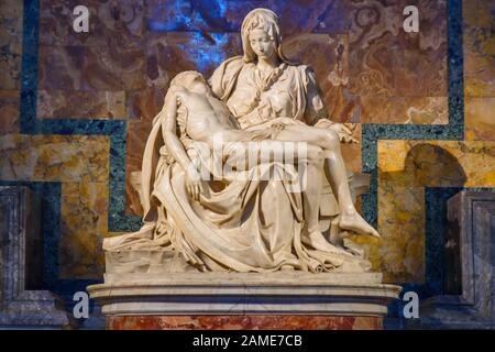 Pieta, a sculpture by Michelangelo, in St. Peter's Basilica, Vatican City Stock Photo