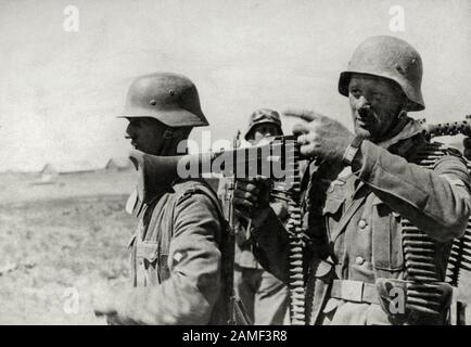 German soldiers at a machine gun on the Eastern front, 1942 Stock Photo ...