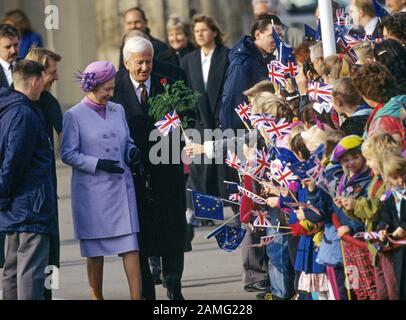 HM Queen Elizabeth II and German President Richard von Weizsäcker meets people during a visit to the Brandenburg Gate, Berlin, Germany 1992. Stock Photo