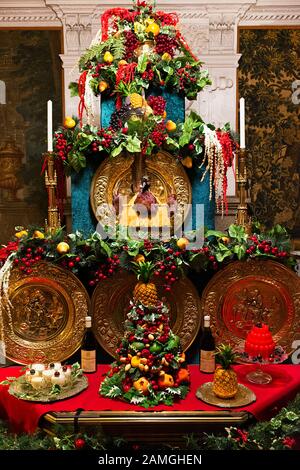 lavish victorian vintage festive christmas display decoration table house home Stock Photo