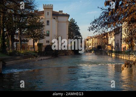 'isle sur la Sorgue town cetre, beside the river Sorgue.  with soft blue sky ,Provence , South of France , early morning. Stock Photo