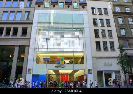 Visitors at the Microsoft store in Midtown Manhattan, New York City Stock Photo