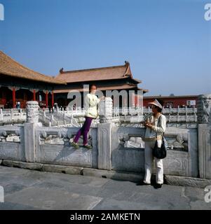 Vor dem Kaiserpalast in der Verbotenen Stadt in Peking, China 1980er Jahre. In front of Emperor's palace at the Forbidden City in Beijing, China 1980s. Stock Photo