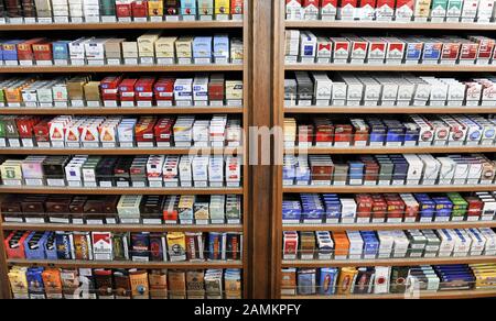 Cigarettes and tobacco in the cigar shop of the 'Max Zechbauer Tabakwaren  GmbH und Co KG' in the Zechbauer Haus at Residenzstrasse 10. [automated  translation] Stock Photo
