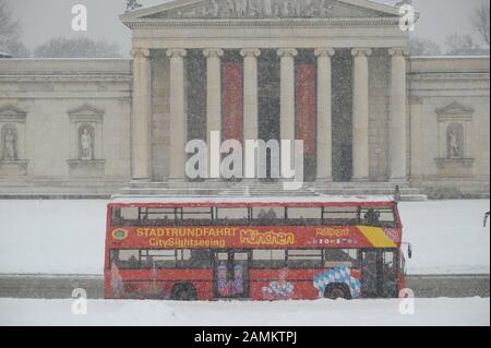 Munich in the snow, in the picture a bus on a city tour in front of the Glyptothek at Königsplatz. [automated translation]