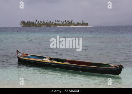 traditional canoe of the Kuna Indians on the sandy beach of the San Blas Islands, Panama, Central America. [automated translation] Stock Photo