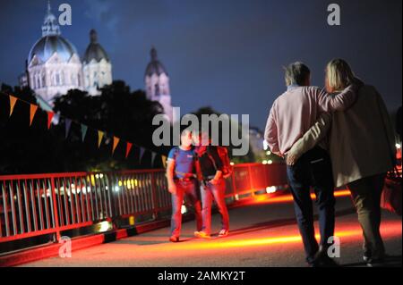 Visitors at the 5th Munich Isarinselfest between Maximilians- and Ludwigsbrücke, in the background the Lukaskirche. [automated translation] Stock Photo