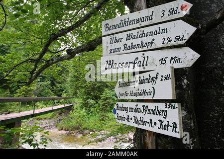 Signposts on the Pfundberg in the Jachenau point out various hiking tours. The trail leads to the Benediktenwand, via the Walchenalm to the Rabenkopf, to a waterfall, through the Rappinschlucht gorge to the Rabenkopf (only for people who are free from giddiness) as well as to the circular trail around the Pfundberg via Rappin-Alm, Kochler-Alm and Kot-Alm. [automated translation] Stock Photo