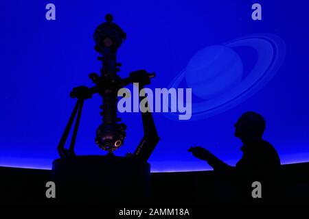 Last preparatory work in the elaborately modernized planetarium under the dome of the Deutsches Museum. The picture shows the high-performance projector from Zeiss. [automated translation] Stock Photo