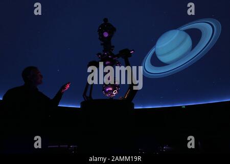 Last preparatory work in the elaborately modernized planetarium under the dome of the Deutsches Museum. The picture shows the high-performance projector from Zeiss. [automated translation] Stock Photo