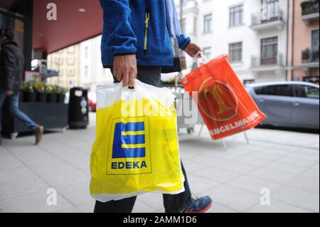 A Man With Shopping Bags From Edeka And Tengelmann In Front Of The Branch Of The Grocery Store Tengelmann At Ickstattstrasse 1 In The Glockenbach Quarter Automated Translation Stock Photo Alamy
