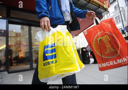 A Man With Shopping Bags From Edeka And Tengelmann In Front Of The Branch Of The Grocery Store Tengelmann At Ickstattstrasse 1 In The Glockenbach Quarter Automated Translation Stock Photo Alamy