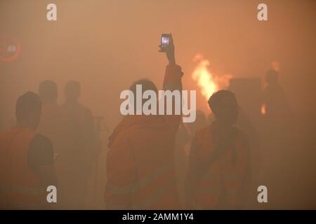 The Munich building department is testing the fire protection equipment in the new car tunnel under Luise-Kiesselbach-Platz, Garmischer Straße and Heckenstallerstraße for two days. A specialist company from Aachen stages a flame inferno at several points during the fire drill. [automated translation] Stock Photo