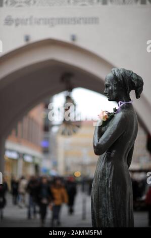 Copy of the bronze statue of Juliet by Nereo Costantini in front of the tower of the Old City Hall on Munich's Marienplatz. The monument, dating back to 1974, is a gift from the Savings Bank of Verona, Vicenza and Belluno. Verona is a twin city of Munich in 1960. [automated translation] Stock Photo