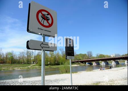 A prohibition sign (in the front) at the Tierpark Bridge indicates that it is strictly forbidden to light a fire and barbecue at this point. The adjacent sign refers to the grill zone in the opposite direction. [automated translation] Stock Photo