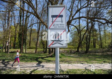 A prohibition sign at the Tierpark Bridge indicates that it is strictly forbidden to make a fire and barbecue at this point. [automated translation] Stock Photo