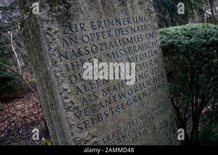 Stele with the inscription 'In memory of victims of National Socialism and their abuse by medicine. All researchers as a reminder of responsible self-limitation' at the Waldfriedhof in Munich. Established by the Max Planck Society (MPG) in 1990. [automated translation] Stock Photo
