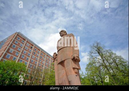 Bismarck Monument by the sculptor Fritz Behn from 1931 at the Bosch Bridge near the Deutsches Museum In the background the German Patent and Trademark Office. [automated translation] Stock Photo