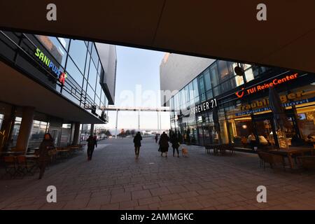 The Riem Arcaden shopping centre in Messestadt Riem, with Willy-Brandt-Platz in the background [automated translation] Stock Photo