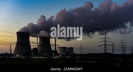 In Gundremmingen, water vapour will pour out of the cooling towers of the nuclear power plant on 07.12.2017. The Gundremmingen nuclear power plant is the most powerful in Germany. Block B will be shut down as part of the energy turnaround on 31.12.2017. [automated translation] Stock Photo