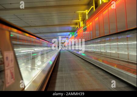 Passengers travelling by air on a moving walkway under Terminal 1 at Munich Airport. [automated translation] Stock Photo