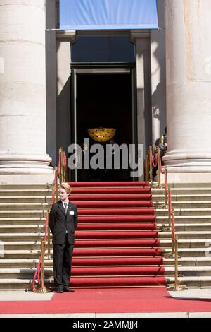 'Opera for all' 2018: Red carpet in front of the National Theatre at Max-Joseph-Platz for the guests of honour of a reception on the occasion of the performance of Richard Wagner's 'Parzival' at the Bavarian State Opera. [automated translation] Stock Photo