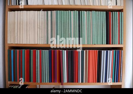 In the studio of the 94-year-old artist Heinz Butz on Schnorrstrasse in Munich's Maxvorstadt. Here a shelf full of colorful notebooks. [automated translation] Stock Photo
