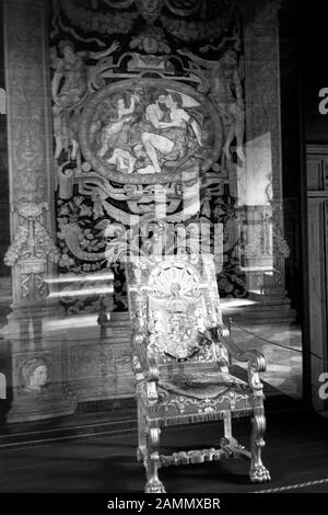 Verzierter Armlehnenstuhl auf Schloss Gripsholm, bei Stockholm, Schweden, 1969. Decorated armrest chair at Gripsholm Castle, near Stockholm, Sweden, 1969. Stock Photo