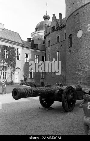 Blick auf Schloss Gripsholm bei Stockholm mit Geschützen, Schweden, 1969. View of Gripsholm Castle near Stockholm with guns, Sweden, 1969. Stock Photo