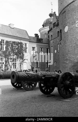 Blick auf Schloss Gripsholm bei Stockholm mit Geschützen, Schweden, 1969. View of Gripsholm Castle near Stockholm with guns, Sweden, 1969. Stock Photo