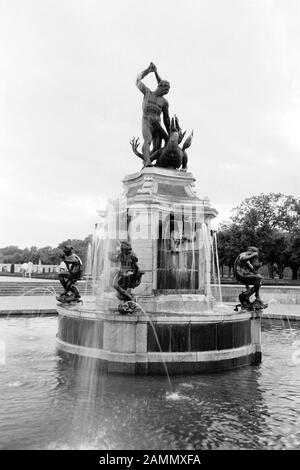 Bronzeskulpturen von Adriaen de Vries im Schlosspark von Drottningholm auf der Insel Lovön, Herkules Kampf mit dem Drachen, 1969. Bronze scultpures by Adriaen de Vries in the garden of Drottningholm Castle on Lovön Island, Hercules' fight with the dragon, 1969. Stock Photo