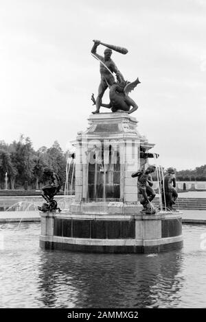 Bronzeskulpturen von Adriaen de Vries im Schlosspark von Drottningholm auf der Insel Lovön, Herkules Kampf mit dem Drachen, 1969. Bronze scultpures by Adriaen de Vries in the garden of Drottningholm Castle on Lovön Island, Hercules' fight with the dragon, 1969. Stock Photo