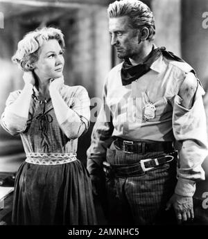 VIRGINIA MAYO, KIRK DOUGLAS, ALONG THE GREAT DIVIDE, 1951 Stock Photo ...