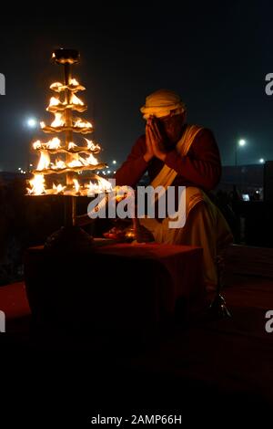 Allahabad, India. 14th Jan, 2020. Allahabad: Priest offer evening prayer at Sangam on the eve of Makar Sankranti Festival during ongoing Magh Mela 2020 in Allahabad on Tuesday, January 14, 2020. (Photo by Prabhat Kumar Verma/Pacific Press) Credit: Pacific Press Agency/Alamy Live News Stock Photo