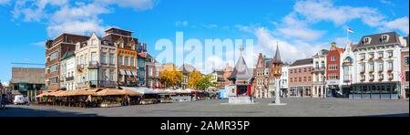 Panoramic view of the Markt (Market Square) on a sunny day. The Market Square is part of the historic city center. 's-Hertogenbosch, The Netherlands Stock Photo