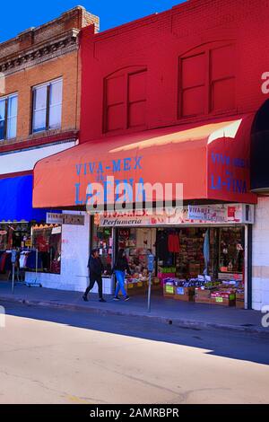 1950/60s architectural design stores along N Morley Ave in the US-Mexican border city of Nogales, AZ Stock Photo