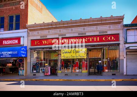 1950/60s architectural design stores along N Morley Ave in the US-Mexican border city of Nogales, AZ Stock Photo