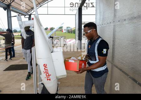 RWANDA, Gitarama, Muhanga, zipline drone airport , zipline is a american start-up and delivers Blood preserve and medical drugs by drone to rural health centers, the battery driven Zip 2 can travel at a top speed around 79 miles per hour, carrying 3.85 pounds of cargo and has a range of 160 km round trip, the delivery box is dropped by a small parachute, the parcel with blood preserves is packed in the drone / RUANDA, Gitarama, Muhanga, zipline Drohnen Flugstation, zipline ist ein amerikanisches start-up und transportiert Blutkonserven und Medikamente mit Drohnen wie der Zip 2 zu ländlichen Kr Stock Photo