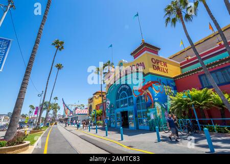 View of Santa Cruz Beach entrance on promenade Santa Cruz