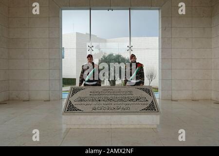 Palestinian Honor Guards stands at attention over Yasser Arafat's tombstone in mausoleum at the PNA Palestinian National Authority presidential headquarters in Ramallah a Palestinian city in the central West Bank in the Palestinian territories Stock Photo