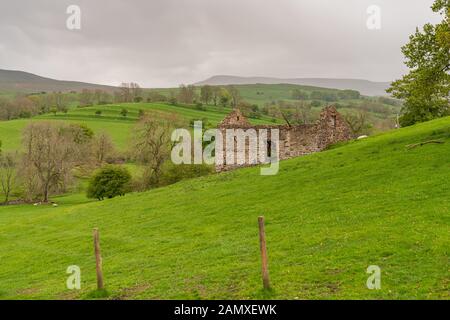 A stone barn between Kirkby Stephen and Nateby, Cumbria, England, UK Stock Photo