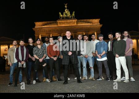 Berlin, Germany. 15th Jan, 2020. Channing Tatum (M), US-American actor, and dancers from the show 'MAGIC MIKE LIVE' are standing in front of the Brandenburg Gate on Pariser Platz. The German premiere of the successful show 'MAGIC MIKE LIVE' is on Thursday, January 16, 2020, at the Club Theater am Potsdamer Platz. Credit: Jens Kalaene/dpa-Zentralbild/dpa/Alamy Live News Stock Photo
