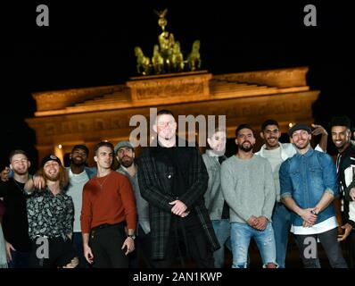 Berlin, Germany. 15th Jan, 2020. Channing Tatum (M), US-American actor, and dancers from the show 'MAGIC MIKE LIVE' are standing in front of the Brandenburg Gate on Pariser Platz. The German premiere of the successful show 'MAGIC MIKE LIVE' is on Thursday, January 16, 2020, at the Club Theater am Potsdamer Platz. Credit: Jens Kalaene/dpa-Zentralbild/dpa/Alamy Live News Stock Photo