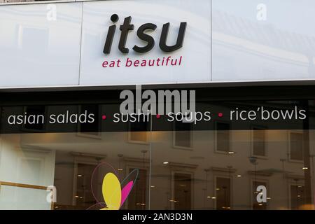 A branch of itsu seen in central London Stock Photo - Alamy